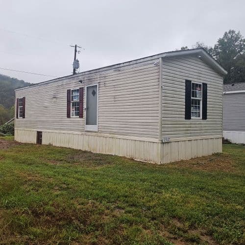 2007 CLAYTON 2-Bedroom Manufactured Home — Charleston, WV in Charleston, WV