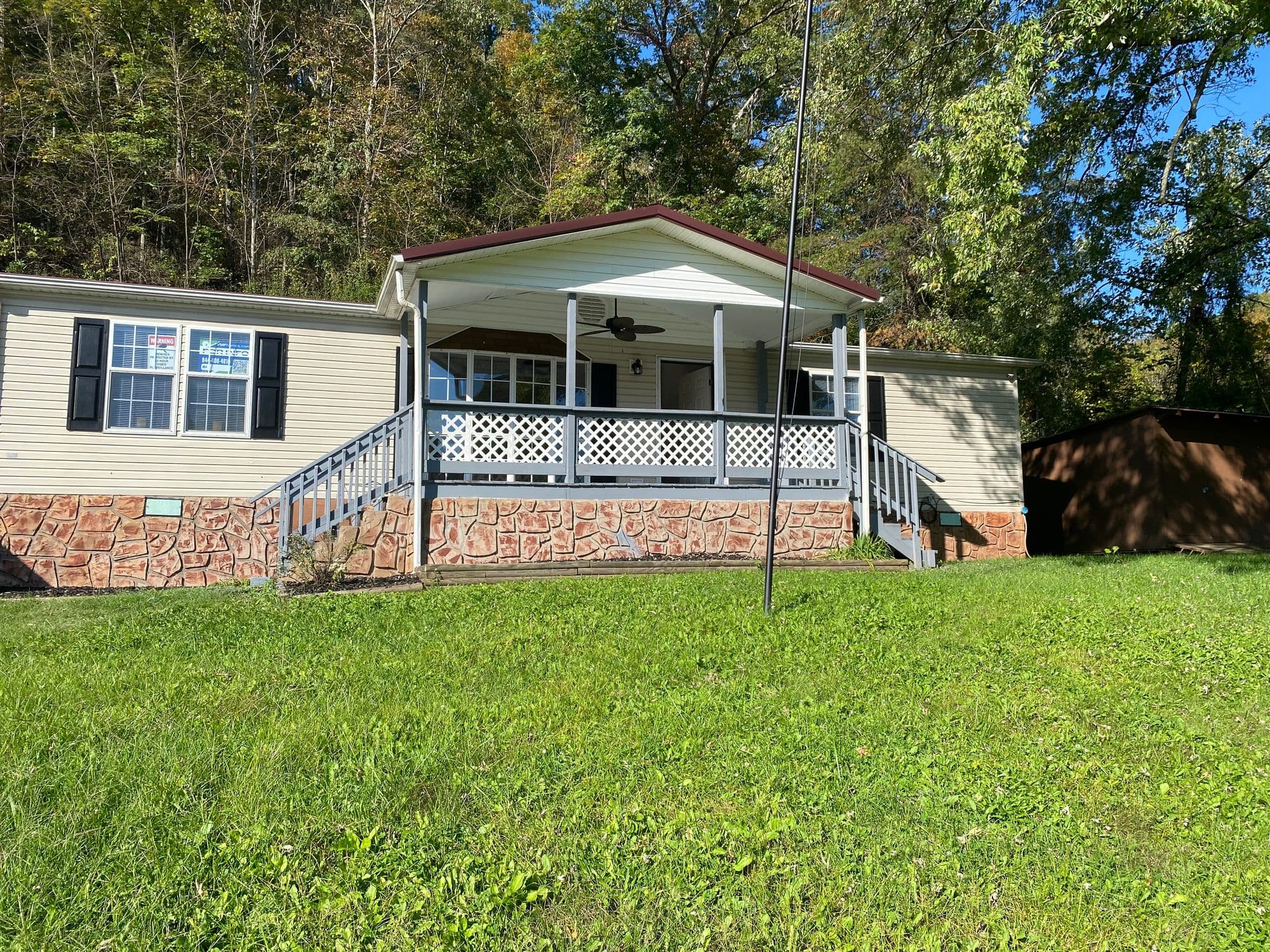 1998 3-Bedroom Manufactured Home — Charleston, WV in Charleston, WV