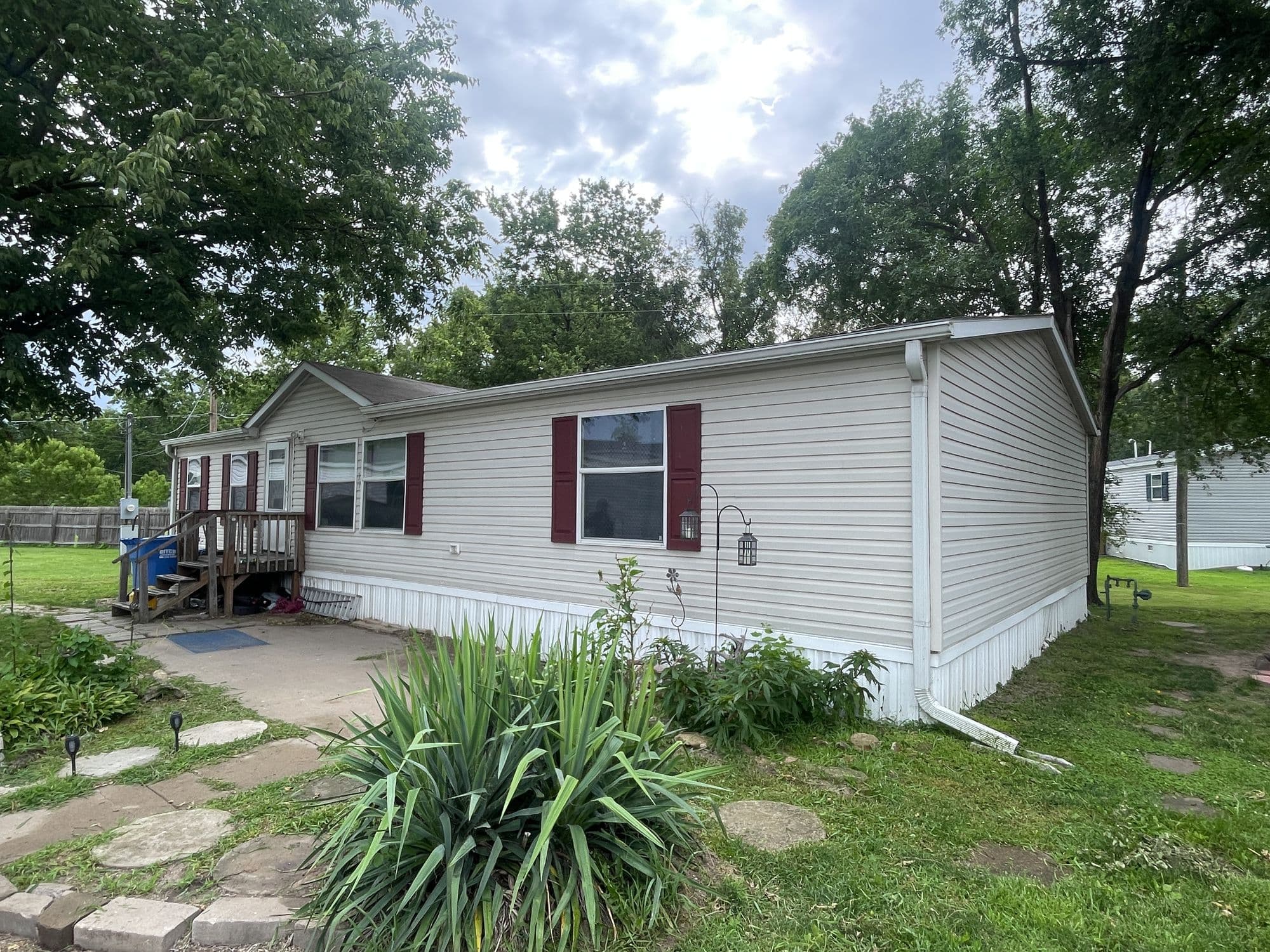 2009 CLAYTON 3-Bedroom Manufactured Home — Topeka, KS in Topeka, KS